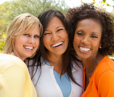 tres mujeres sonriendo