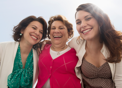 Tres mujeres felices y sonrientes