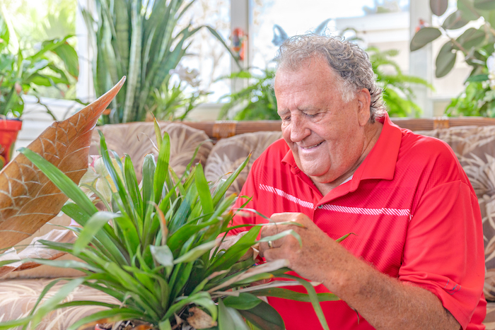 Michael Shatto cuidando sus plantas