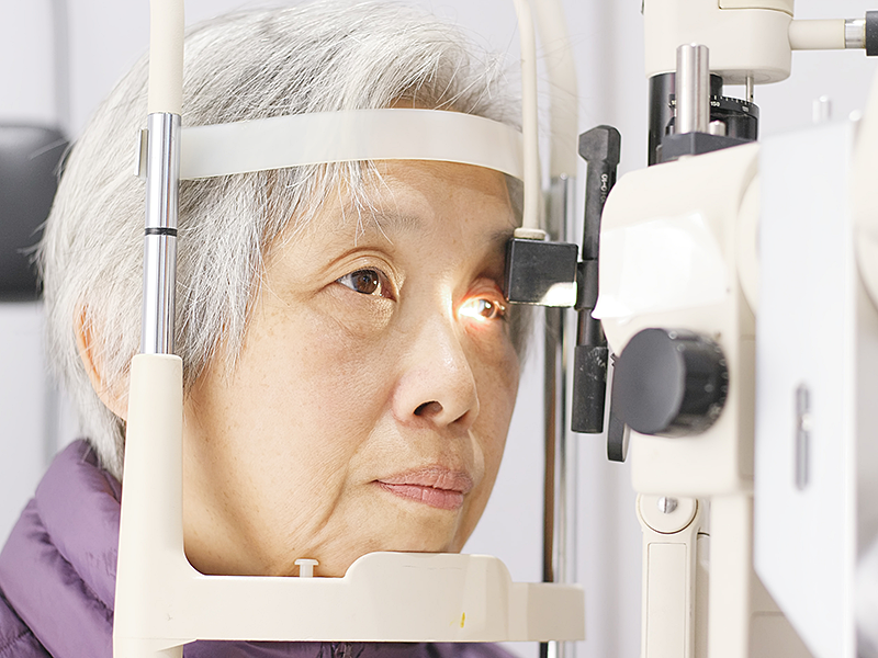 mujer de examen de la vista degeneración macular