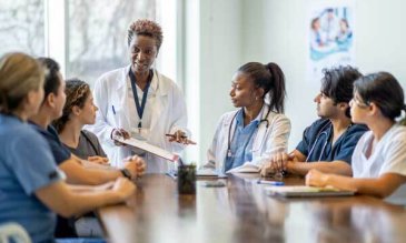 Doctor speaking to the nursing staff