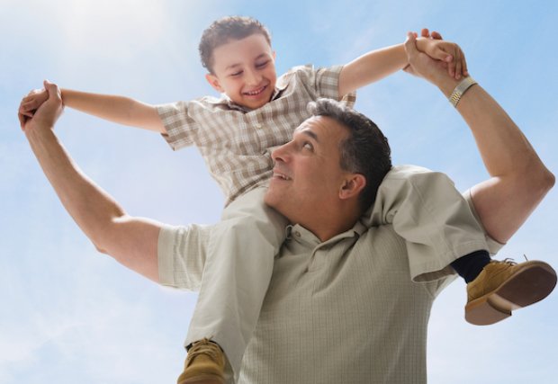 Hombre sosteniendo a un niño sobre sus hombros