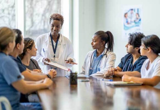 Doctor speaking to the nursing staff