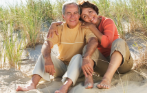 hombre y mujer sentados en la playa